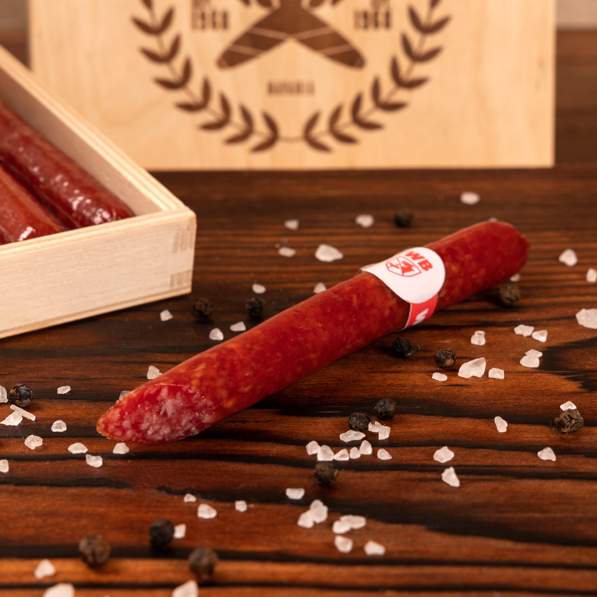 Personaliserte Wurst-Zigarre aus Salami in hochwertiger Holz-Geschenk-Box